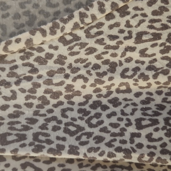 American Eagle v-neck top Leppard print size medium used condition - Picture 3 of 3